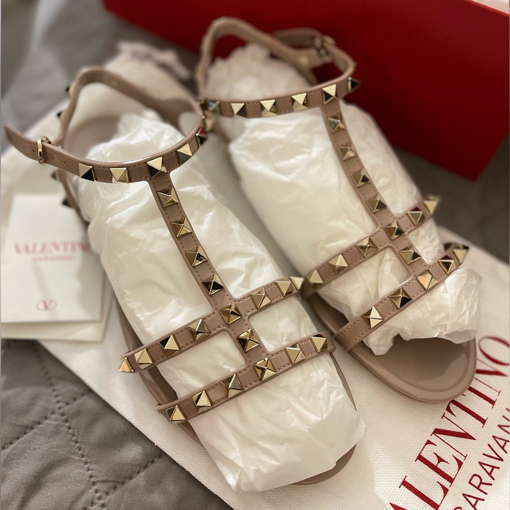 Valentino Garavani Rockstud gladiator sandal in Poudre Sz 37